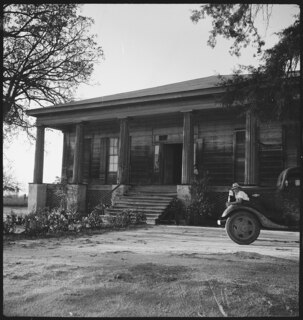Deutsch: USA, Tuskegee/AL: Häuser; Haus mit SäulenEnglish: USA, Tuskegee/AL: Houses; house with columns