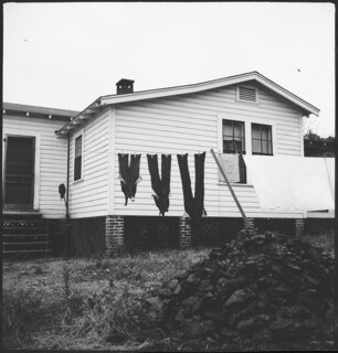USA, Birmingham/AL: Häuser; Weisses Holzhaus mit aufgehängter Wäsche