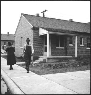 USA, Birmingham/AL: Häuser; Backsteinhäuser, auf dem Gehweg ein Mann und eine Frau