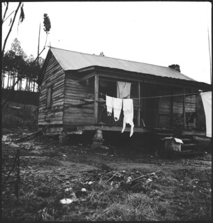 USA, Birmingham/AL: Häuser; Holzhütte, davor aufgehängte Wäsche