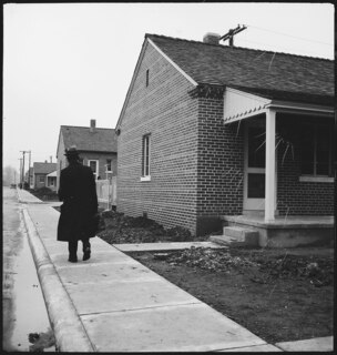 USA, Birmingham/AL: Häuser; Backsteinhäuser, auf dem Gehweg ein Mann