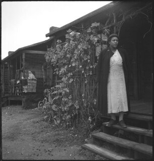 USA, Birmingham/AL: Häuser; Eine Frau auf der Treppe einer Holzhütte