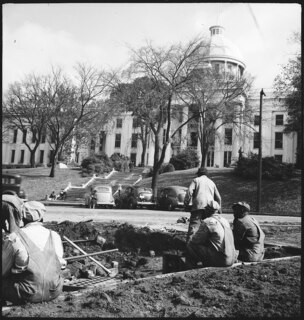 USA, Montgomery/AL: Häuser; Männer beim Strassenbau, im Hintergrund das Alabama State Capitol