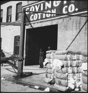 USA, Montgomery/AL: Häuser; Baumwollballen vor einem Gebäude