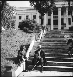 USA, Montgomery/AL: Menschen; Männer auf einer Treppe sitzend, im Hintergrund das Alabama State Capitol. Rechts Barbara Hamilton-Wright am Fotografieren