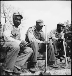 USA, Montgomery/AL: Menschen; Sitzende Strassenarbeiter