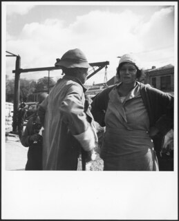 USA, Montgomery/AL: Menschen; Zwei Frauen im Gespräch, im Hintergrund Gebäude