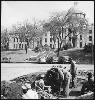 USA, Montgomery/AL: Menschen; Männer beim Strassenbau, im Hintergrund das Alabama State Capitol