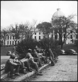 USA, Montgomery/AL: Menschen; Männer beim Strassenbau, im Hintergrund das Alabama State Capitol