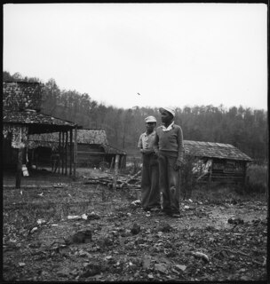 USA, zwischen Montgomery/AL und Columbus/GA: Menschen; Zwei Knaben, im Hintergrund Holzhütten