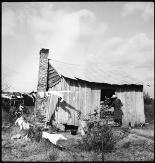 USA, zwischen Montgomery/AL und Columbus/GA: Hütte; Holzhütte, daneben aufgehängte Wäsche