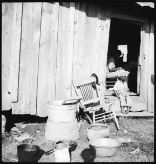 USA, zwischen Montgomery/AL und Columbus/GA: Hütte; Holzhütte, davor steht Geschirr, in der Türe sitzt ein Kind