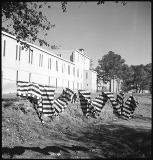 USA, Harris County/GA: Gefängnis; Gebäude mit davor aufgehängter schwarz/weiss-gestreifter Sträflingskleidung