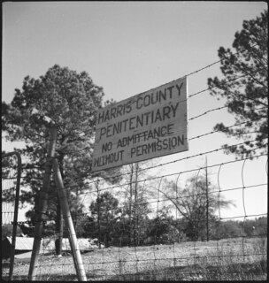 USA, Harris County/GA: Gefängnis; Absperrzaun um das Gefängnis herum mit Hinweistafel