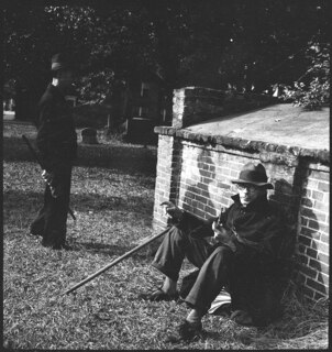 USA, Charleston/SC: Friedhof; Landstreicher auf einem Friedhof