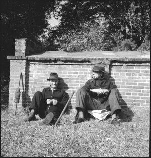 USA, Charleston/SC: Friedhof; Landstreicher auf einem Friedhof