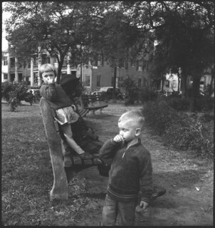 USA, Savannah/GA: Menschen; Zwei Kinder in einem Park