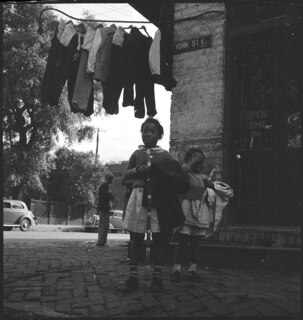 USA, Savannah/GA: Menschen; Zwei Kinder an der Ecke York St. E