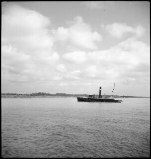 USA, Savannah/GA: Fluss; Ein Boot auf dem Fluss