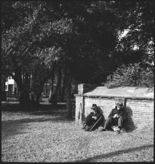 USA, Charleston/SC: Friedhof; Landstreicher auf einem Friedhof