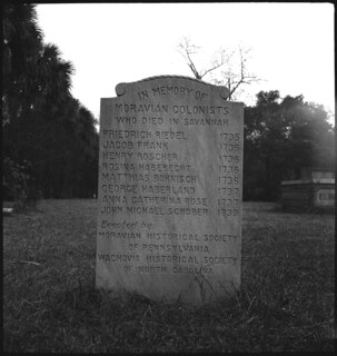 USA, Savannah/GA: Friedhof; Gedenkstein für die mährischen Kolonisten, die in Savannah starben