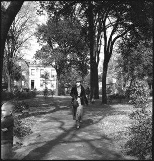 USA, Savannah/GA: Park; Frau und Kind in einem Park