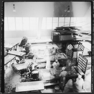 USA: Fabrik; Fabrikhalle und Arbeiter, die Wurstwaren zubereiten