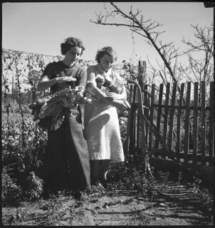 USA, Pine Mountain Valley/GA: Menschen; Zwei Frauen, die eine hält Gemüse, die andere Gläser