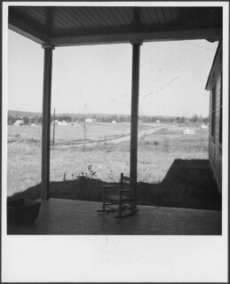USA, Pine Mountain Valley/GA: Haus; Blick von der Veranda eines Hauses auf weitere Häuser