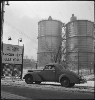 USA, near Charleston/WV: DuPont Belle Works (Ammonia Plant); Parkiertes Auto neben einem Firmenschild, im Hintergrund Tanks