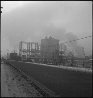 USA, near Charleston/WV: DuPont Belle Works (Ammonia Plant); Tanks und Stromleitungen