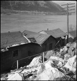 USA, near Charleston/WV: Häuser; Häuser am Fluss