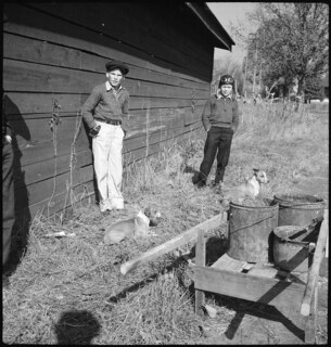 USA, Lumberton/NC: Menschen; Zwei Kinder mit Hunden vor einer Hütte
