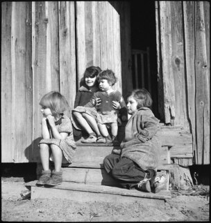 USA, Lumberton/NC: Menschen; Kinder auf Treppenstufen sitzend vor einer Holzhütte