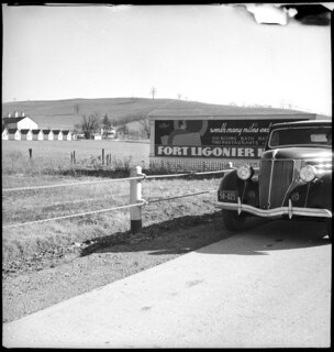 USA, Shenandoah/VA: Häuser; Im Vordergrund ein parkiertes Auto, im Hintergrund Hütten (Cabins)