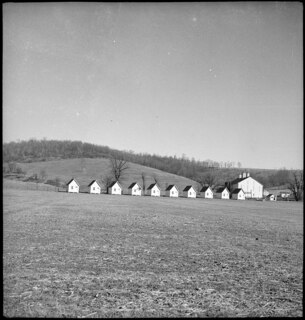 USA, Shenandoah/VA: Häuser; Hütten (Cabins) in einer Reihe, dahinter ein Haus