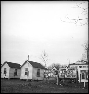USA, Shenandoah/VA: Häuser; Hütten (Cabins), davor ein Schild mit der Aufschrift "Midway Cabin Camp"