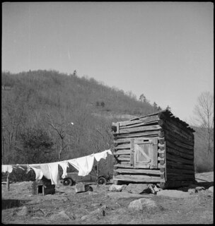 USA, Shenandoah/VA: Hütte; Einfache Holzhütte mit aufgehängter Wäsche