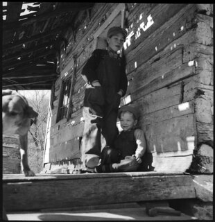 USA, Shenandoah/VA: Menschen; Zwei Kinder auf der Veranda einer Holzhütte