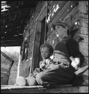 USA, Shenandoah/VA: Menschen; Zwei Kinder auf der Veranda einer Holzhütte
