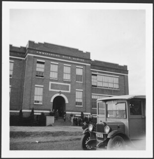 USA, Emmitsburg/MD: Schule; Emmitsburg High School, davor ein Schulbus