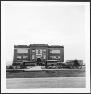 USA, Emmitsburg/MD: Schule; Emmitsburg High School, davor drei Schulbusse