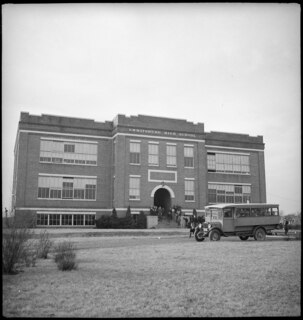 USA, Emmitsburg/MD: Schule; Emmitsburg High School, davor ein Schulbus