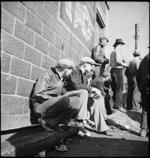 USA, Scotts Run/WV: Menschen; Eine Gruppe Männer vor einer Hauswand
