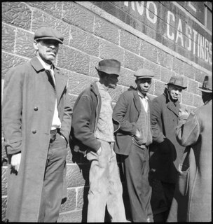 USA, Scotts Run/WV: Menschen; Eine Gruppe Männer vor einer Hauswand