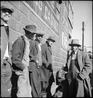 USA, Scotts Run/WV: Menschen; Eine Gruppe Männer vor einer Hauswand