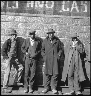 USA, Scotts Run/WV: Menschen; Eine Gruppe Männer vor einer Hauswand