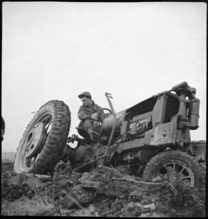 USA, Scotts Run/WV: Menschen; Ein Mann auf einem Farmall Traktor