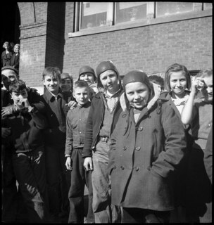 USA, Scotts Run/WV: Menschen; Kinder vor einem Gebäude