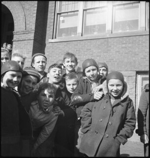 USA, Scotts Run/WV: Menschen; Kinder vor einem Gebäude
